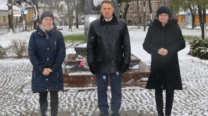 od lewej - Radna Gminy Filipów i pracownica GOKiS, Wójt Gminy Filipów oraz Dyrektor GOKiS w Filipowie stoją przy obelisku upamiętniającym Marszałka Józefa Piłsudskiego.