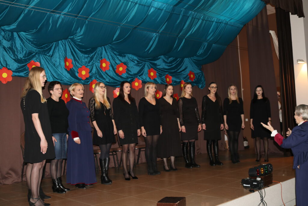 Na scenie dziewczęta z chóru , ubrane na czarno w wykonaniu MATULU MOJA.