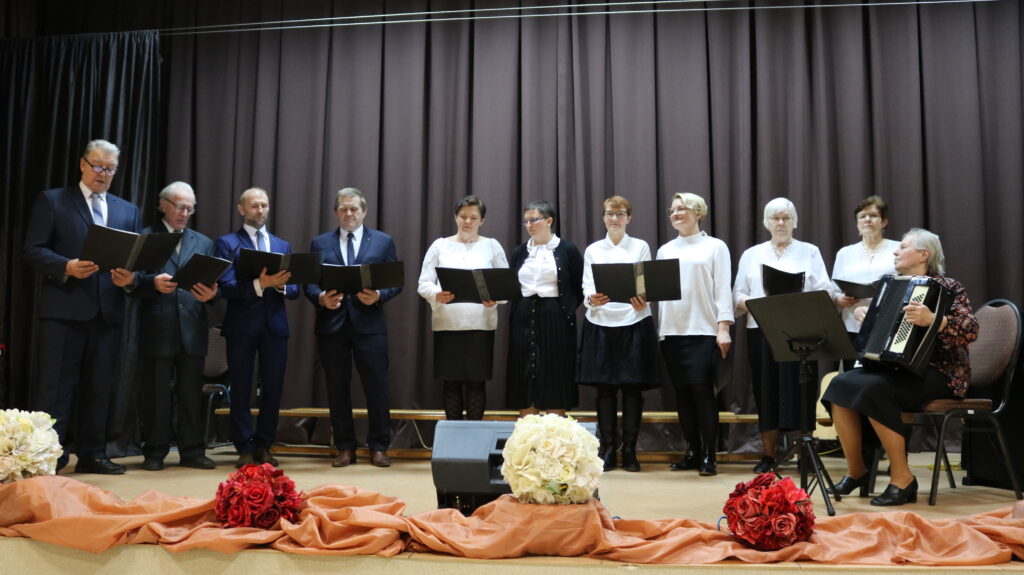 Zespół Ludowy Rospuda podczas występu.
